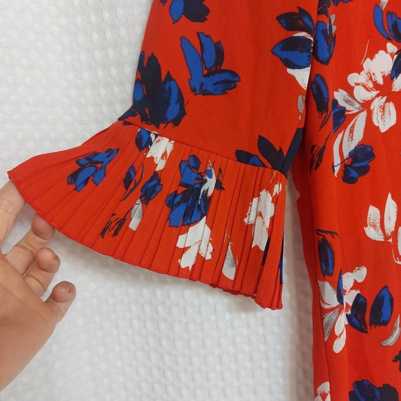 Banana republic red floral blouse - Picture 5 of 9